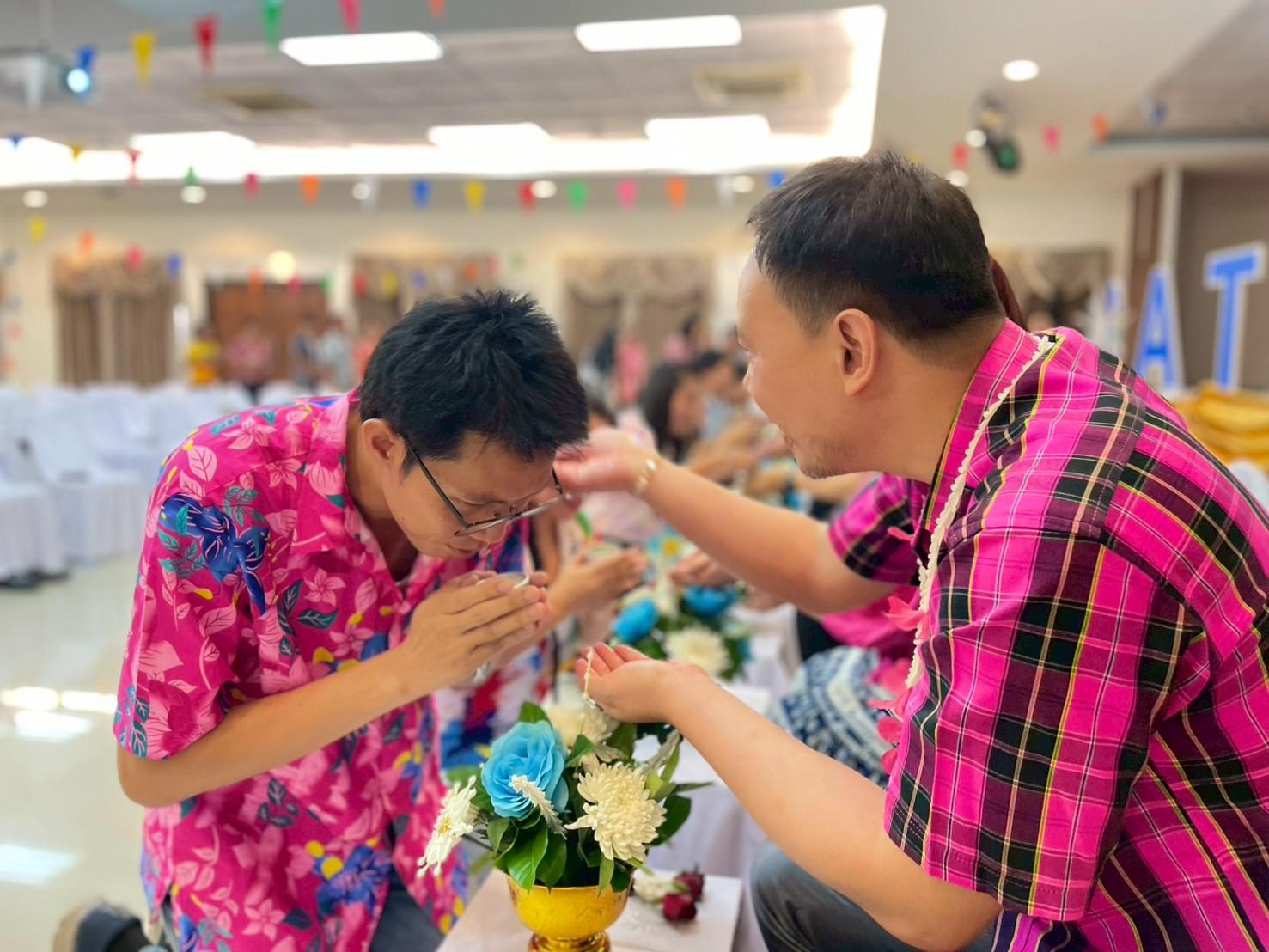 383. วันที่ 26 เมษายน 2568 สาขาการบริหารการศึกษา ได้จัดกิจกรรมรดน้ำดำหัวคณาจารย์ระดับบัณฑิตศึกษา ประจำสาขาการบริหารการศึกษา ณ ห้องประชุมครุร่มสัก 1 ชั้น 3 อาคารคณะครุศาสตร์